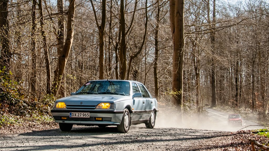 SMKG-medlemmerne, ægteparret Maria og Birch Johannesen fra Græsted ses her under årets første afdeling af DASU Classic Regularity på Fyn. Bilen er en sjælden Renault 25 fra 1991.
(Foto: rallypics.dk / Viggo Johansen)